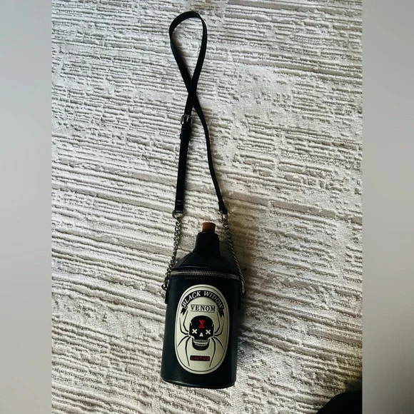 Fine By Me Black Widow Venom Skull Crossbody Bag - Picture 2 of 6